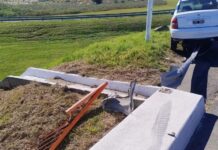 SINIESTRO VIAL SIN LESIONADOS: QUEDÓ ARRIBA DEL GUARDARRAIL DEL PUENTE EN MONJE